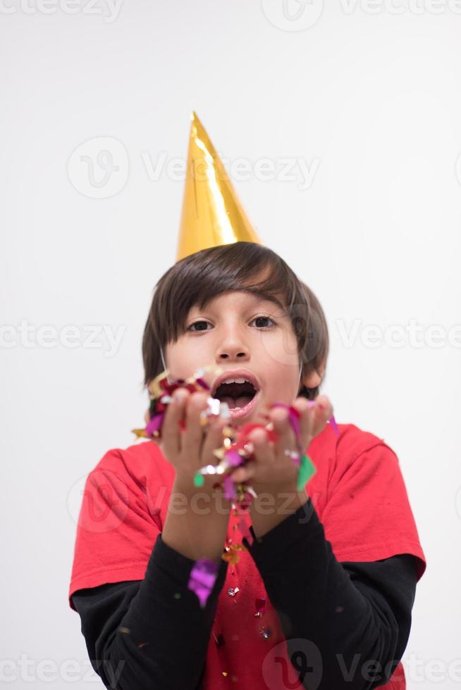 enfant soufflant des confettis photo