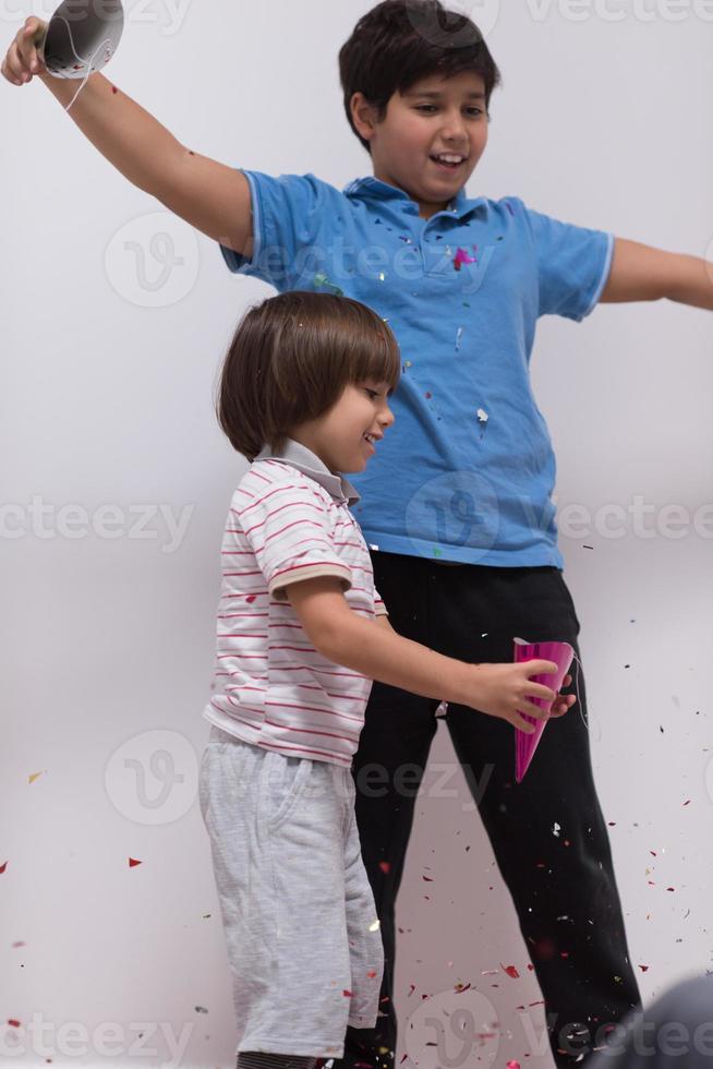 enfants soufflant des confettis photo