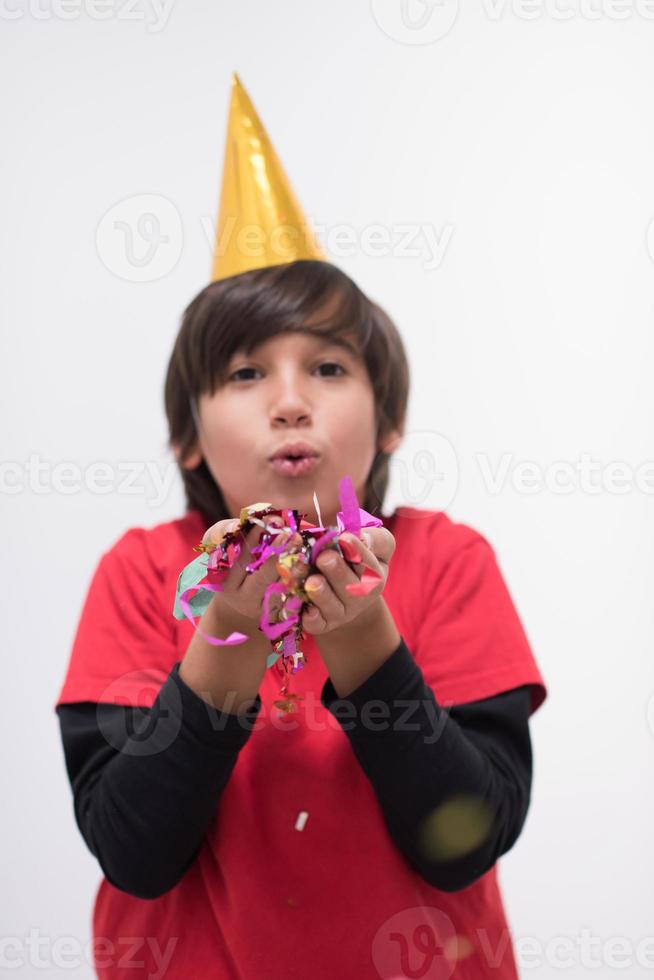 enfant soufflant des confettis photo