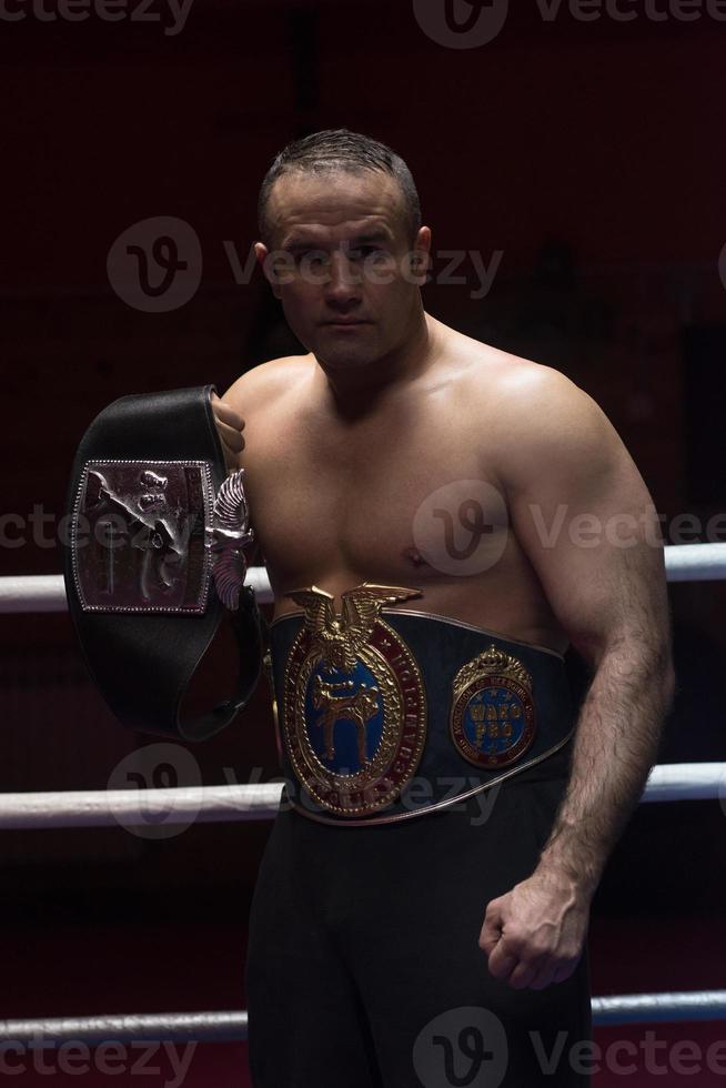 kick boxeur avec sa ceinture de championnat photo