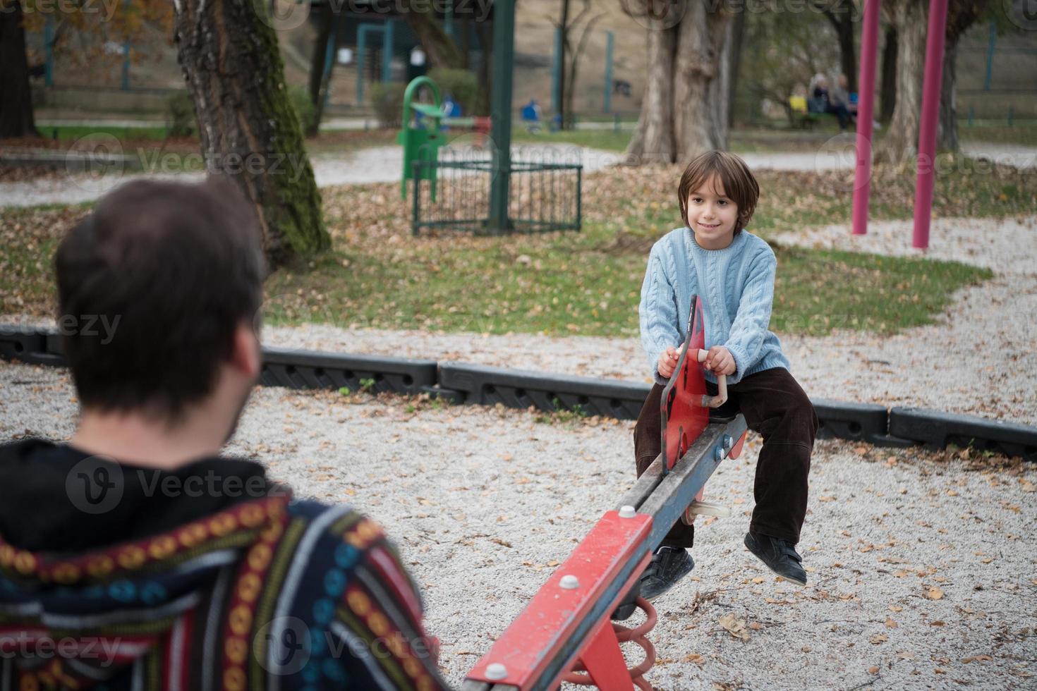 père et enfant s'amusant ensemble dans le parc photo