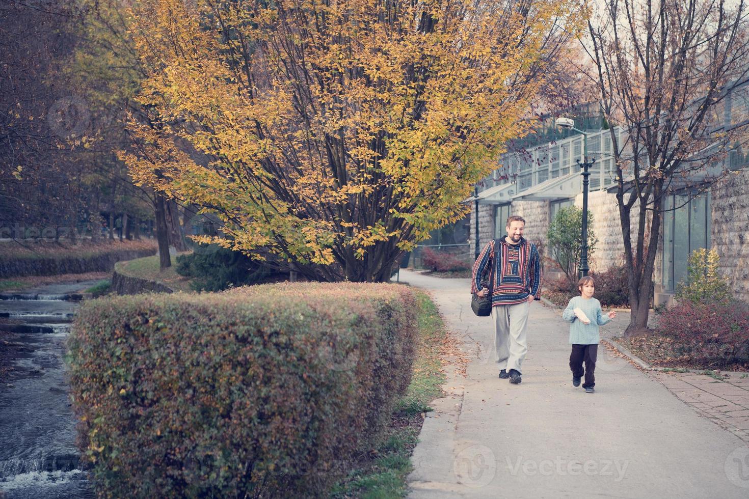 père et enfant s'amusant ensemble dans le parc photo