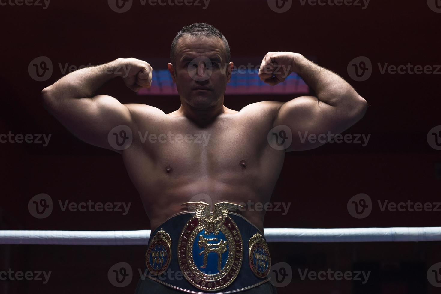 kick boxeur avec sa ceinture de championnat photo