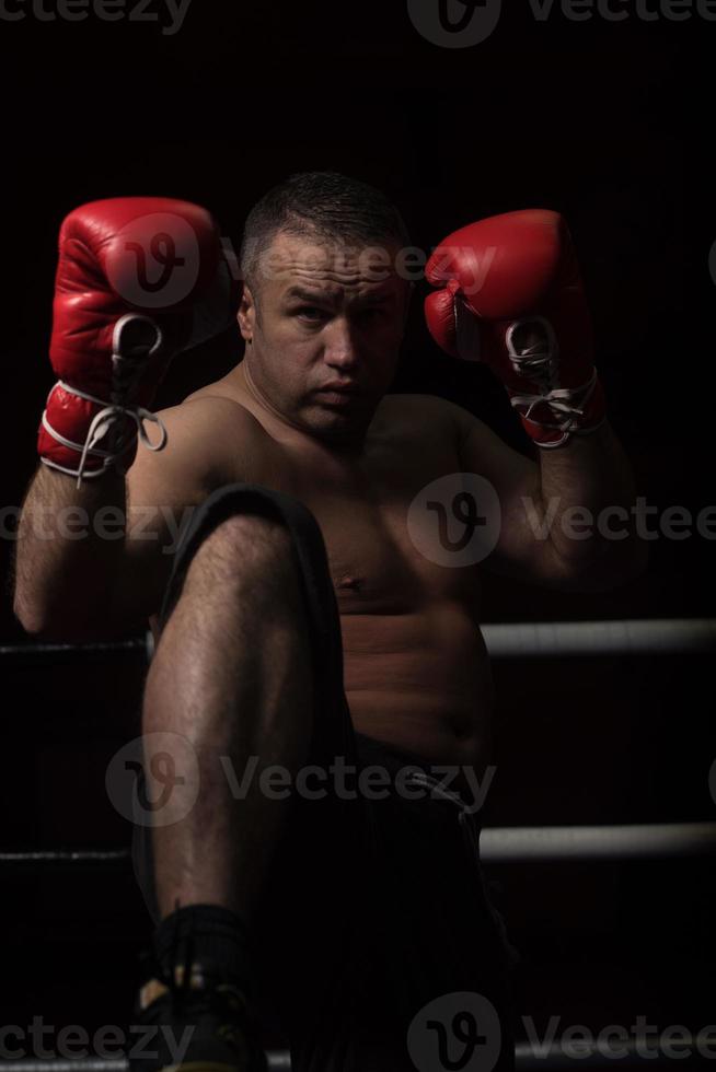 kickboxer professionnel dans le ring d'entraînement photo