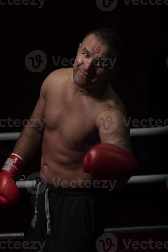 portrait de kickboxer professionnel musclé photo