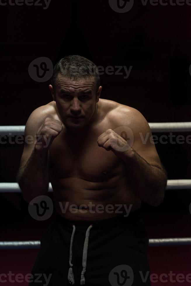 kickboxer professionnel dans le ring d'entraînement photo