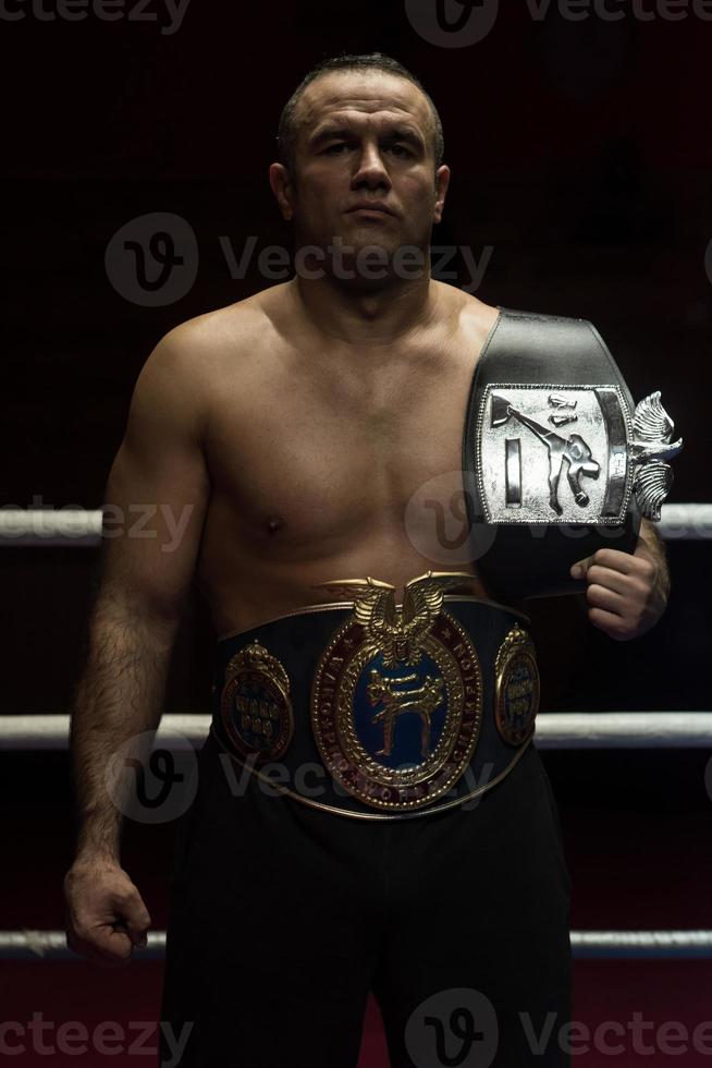 kick boxeur avec sa ceinture de championnat photo