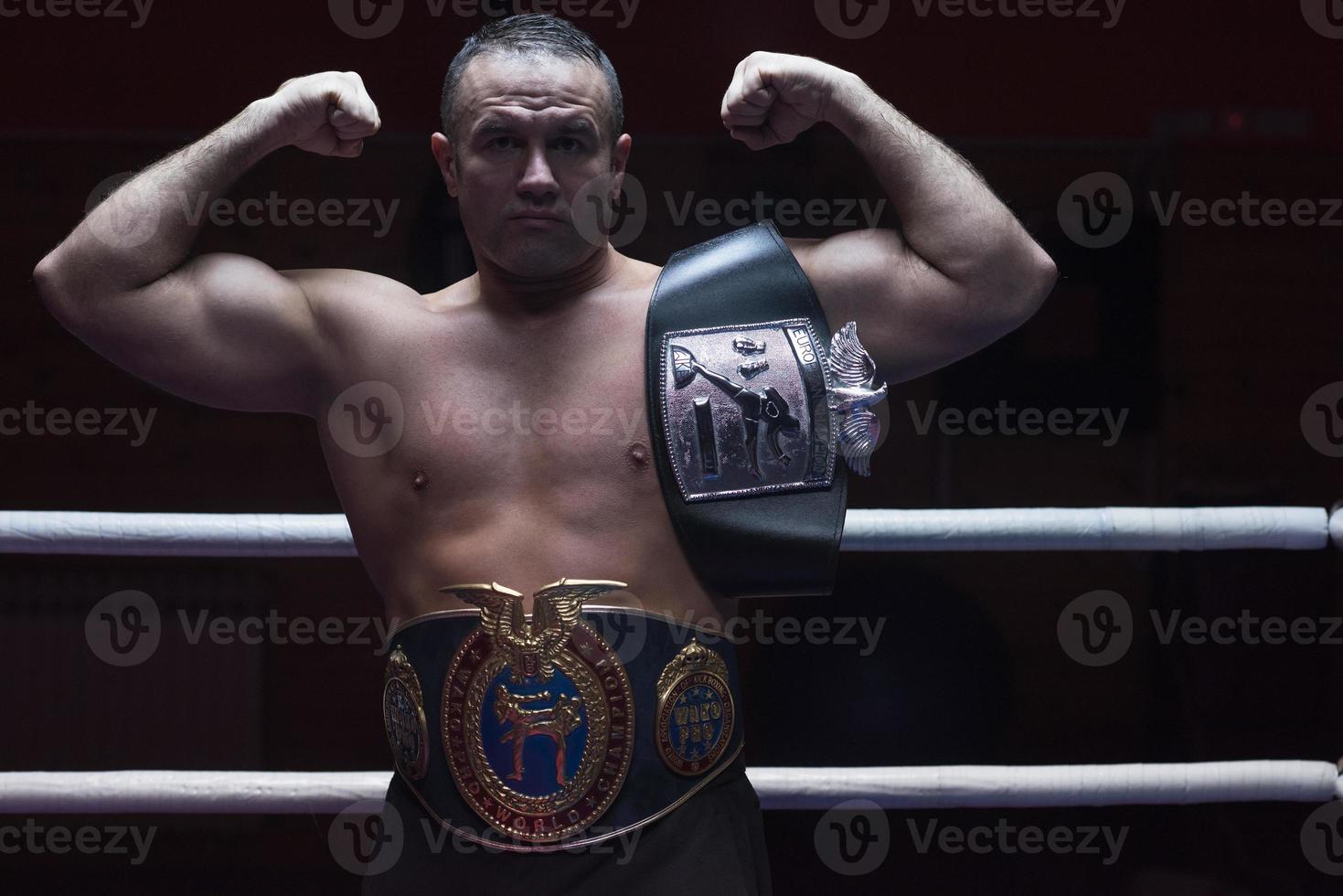 kick boxeur avec sa ceinture de championnat photo