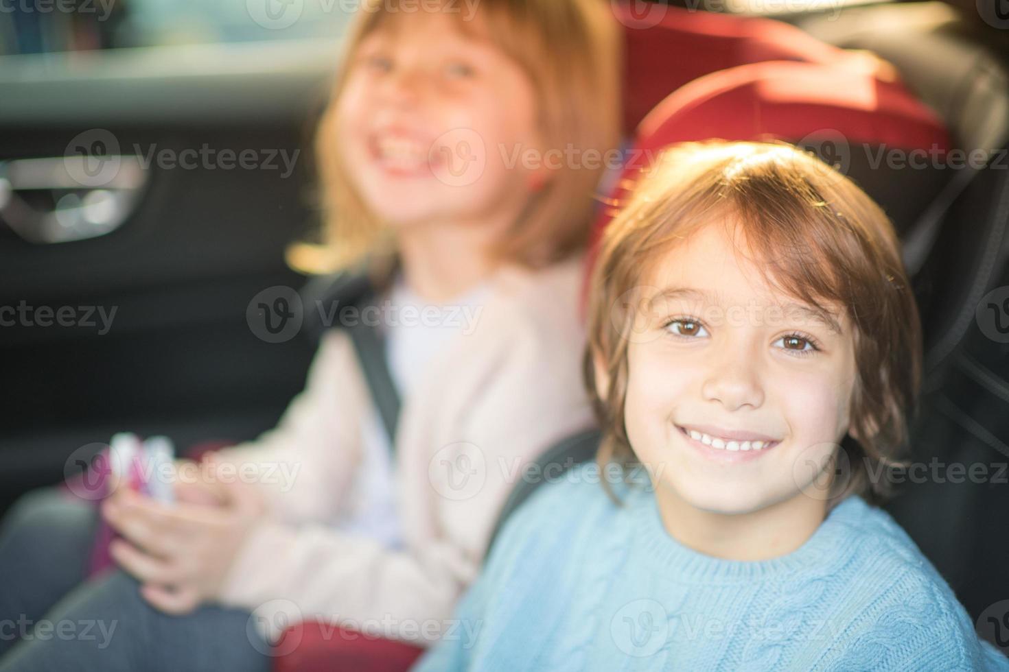 enfants assis ensemble dans une voiture moderne photo