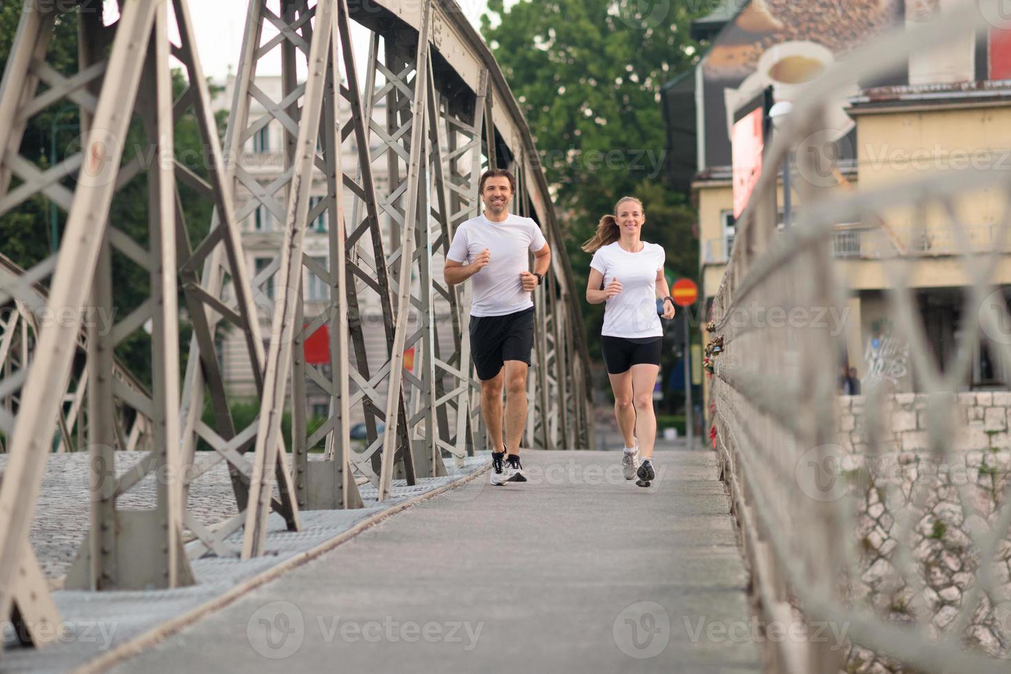 couple faisant du jogging à l'extérieur photo