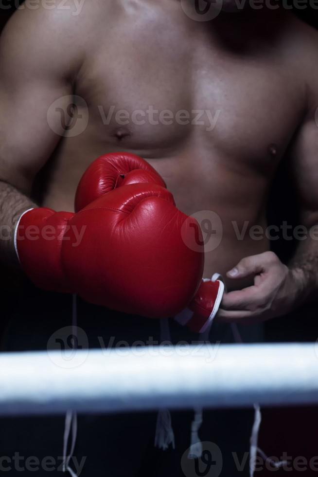 kick boxer avec un accent sur les gants photo