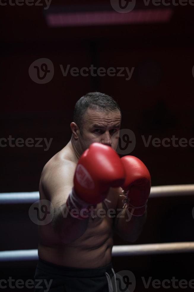 kickboxer professionnel dans le ring d'entraînement photo