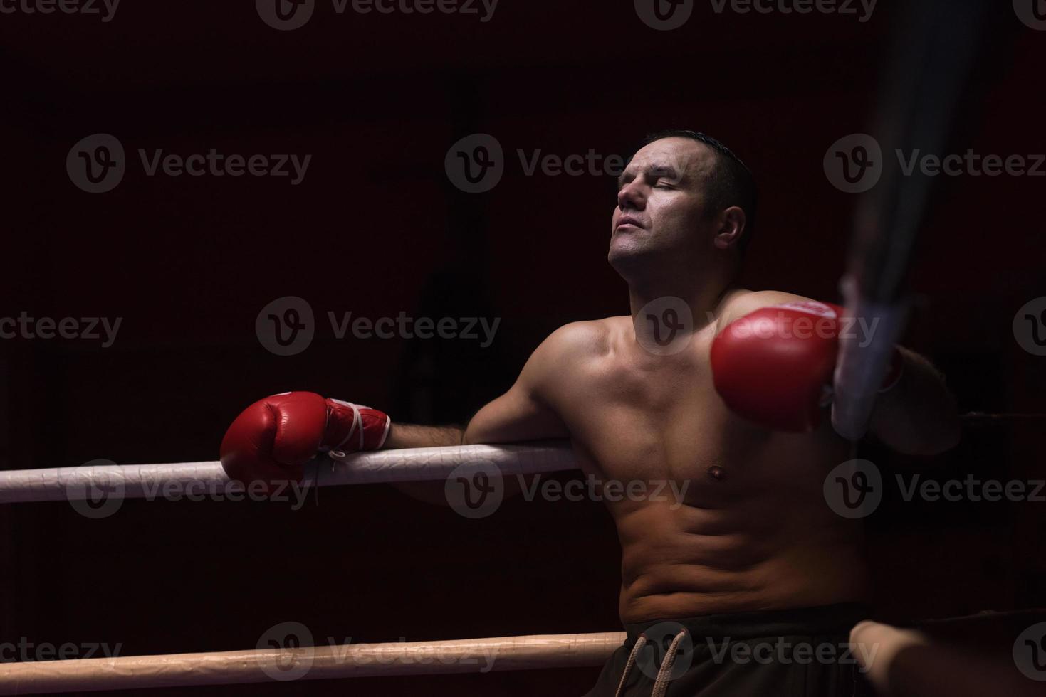 kick boxer reposant sur les cordes dans le coin photo
