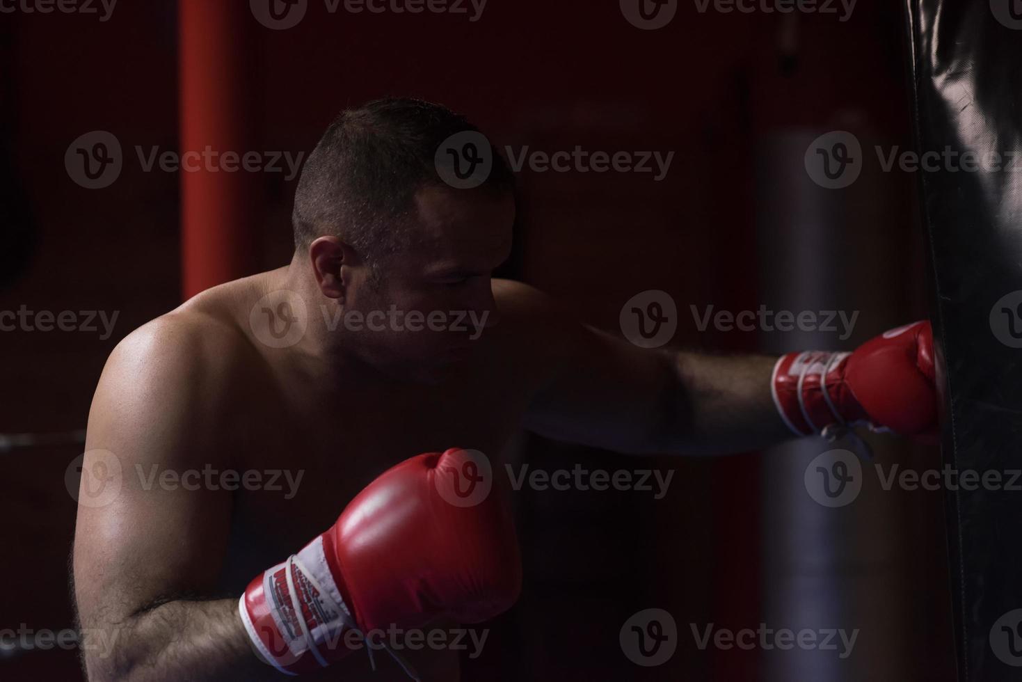 kick boxer formation sur un sac de boxe photo