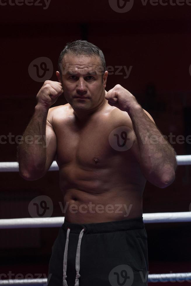 kickboxer professionnel dans le ring d'entraînement photo