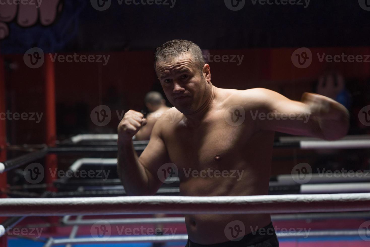 kickboxer professionnel dans le ring d'entraînement photo