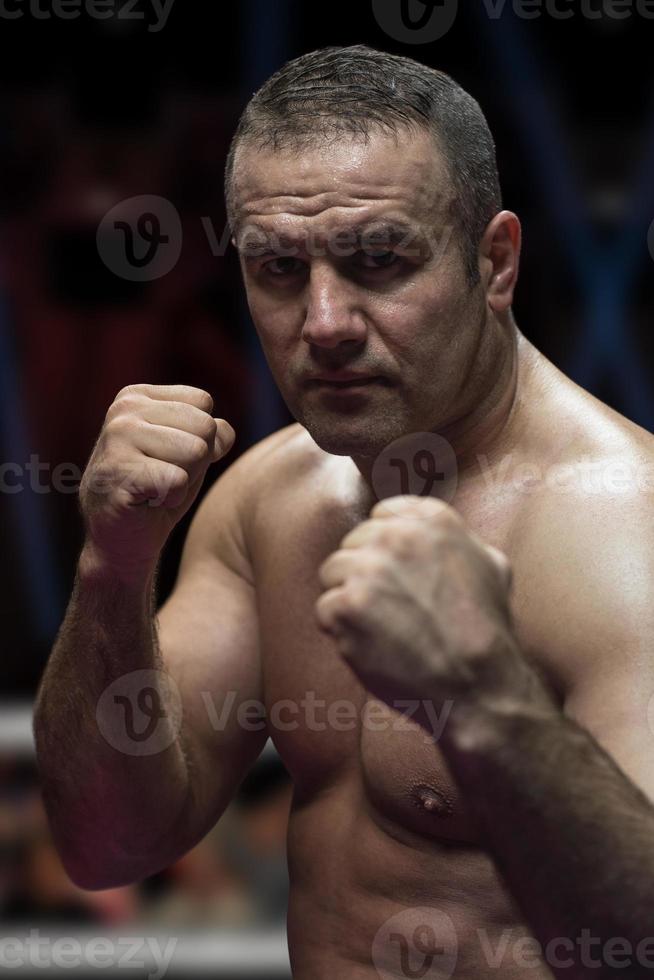 kickboxer professionnel dans le ring d'entraînement photo