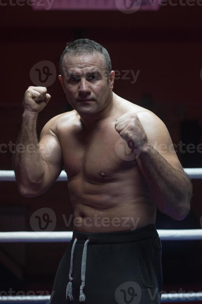 kickboxer professionnel dans le ring d'entraînement photo