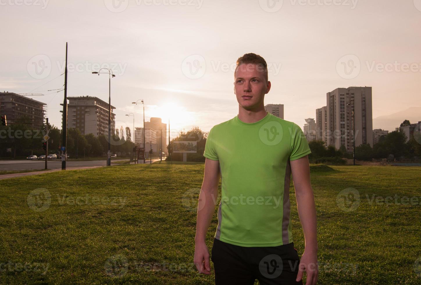 portrait d'un jeune homme faisant du jogging photo