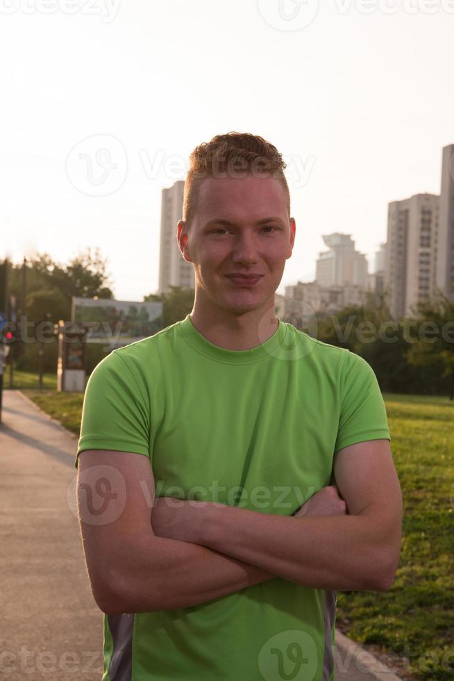 portrait d'un jeune homme faisant du jogging photo