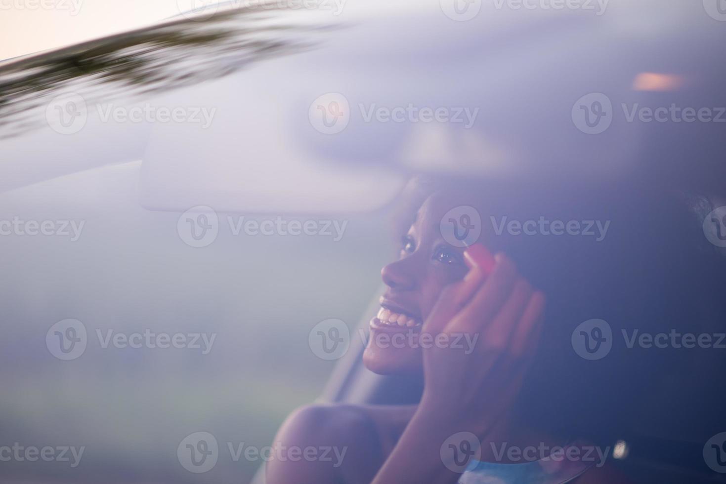 une jeune femme afro-américaine se maquille dans la voiture photo