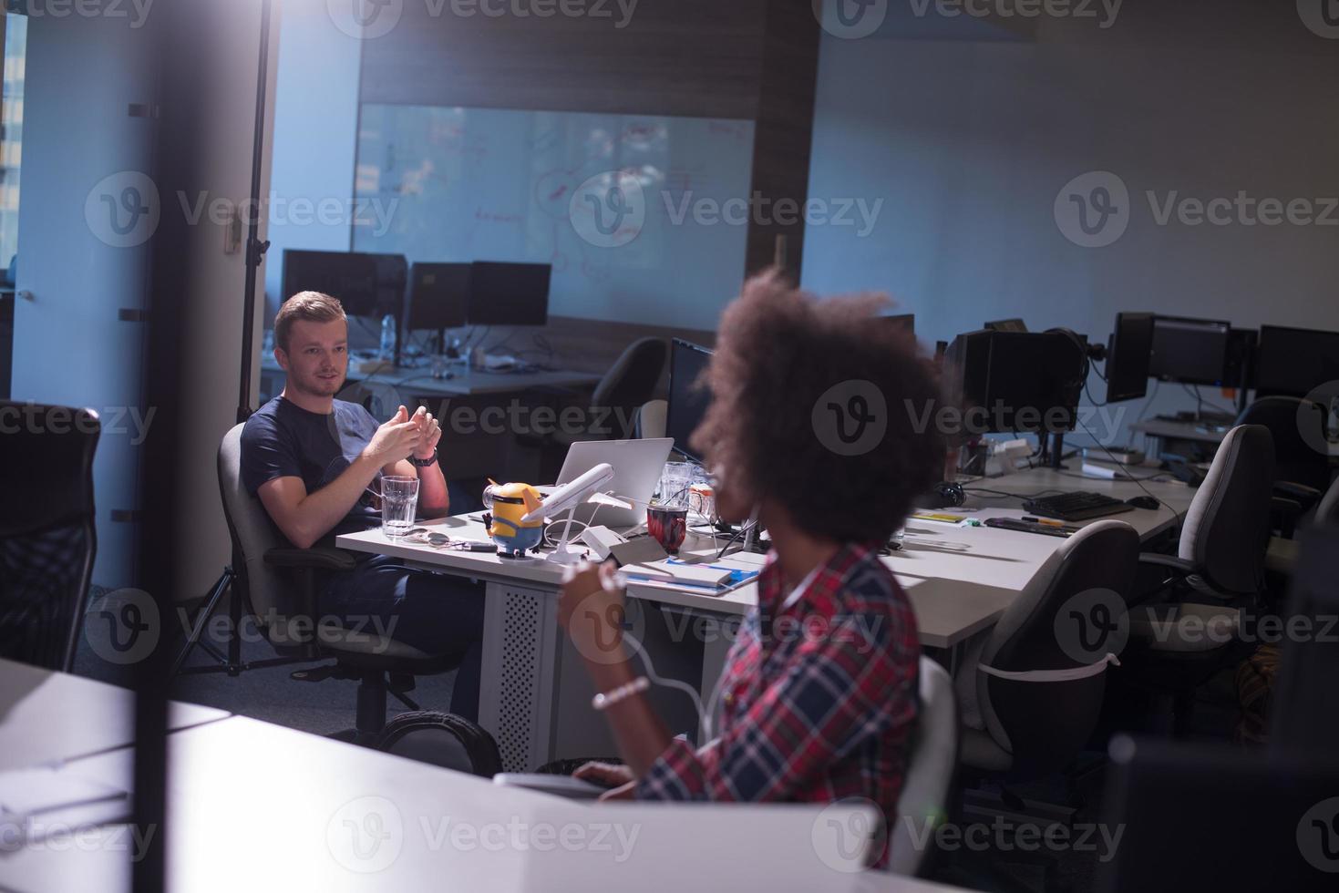 portrait d'une jeune femme afro-américaine réussie dans un bureau moderne photo