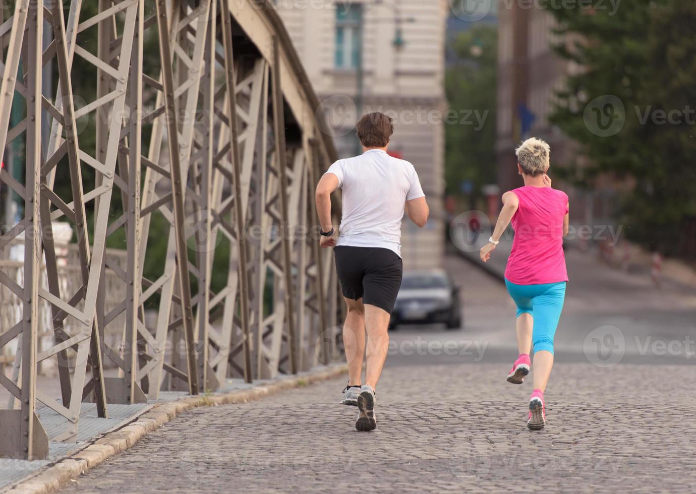 couple faisant du jogging à l'extérieur photo