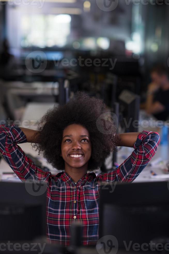 portrait d'une jeune femme afro-américaine réussie dans un bureau moderne photo