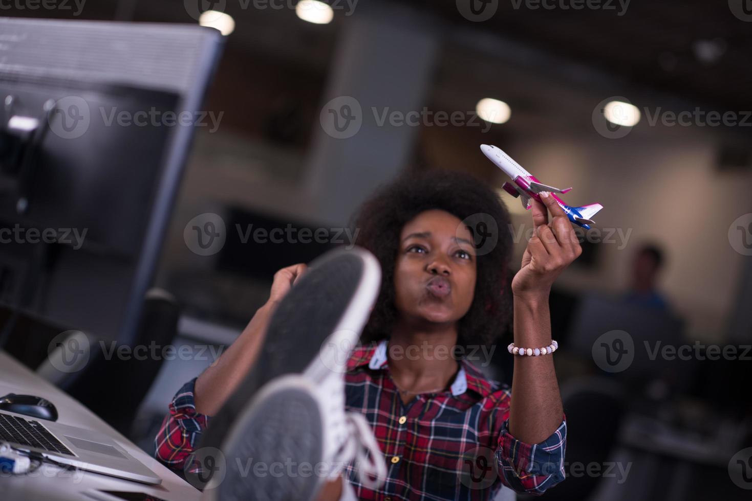 portrait d'une jeune femme afro-américaine réussie dans un bureau moderne photo