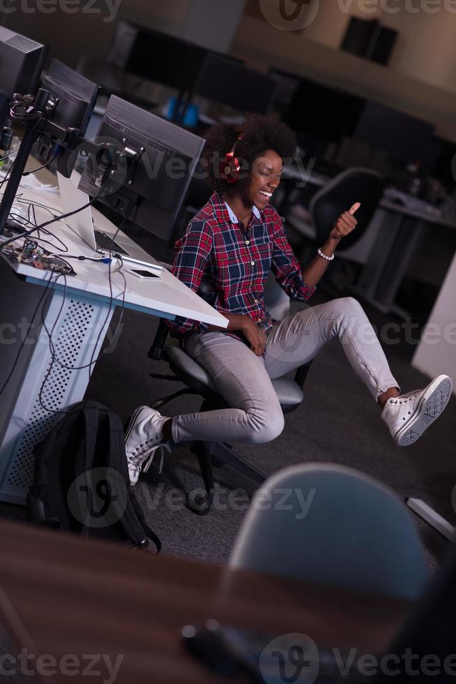 portrait d'une jeune femme afro-américaine réussie dans un bureau moderne photo