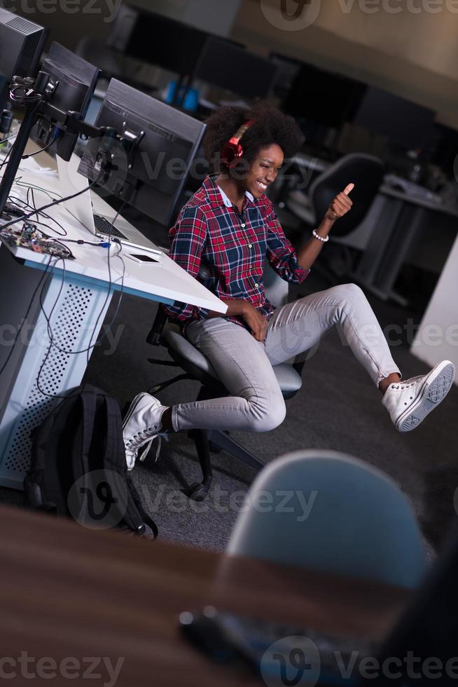 portrait d'une jeune femme afro-américaine réussie dans un bureau moderne photo