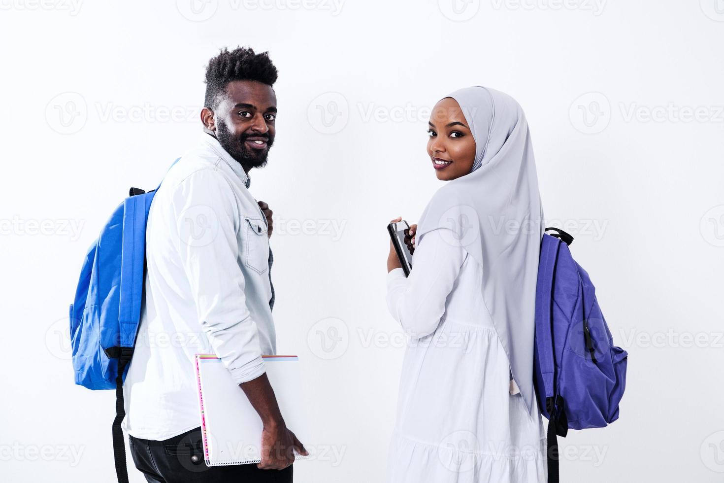 couple d'étudiants africains marchant photo