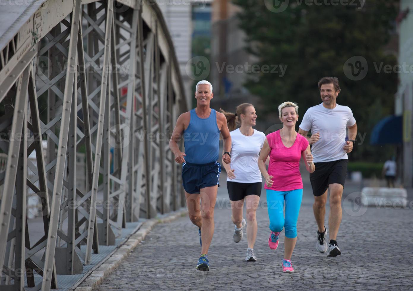 groupe de personnes jogging photo