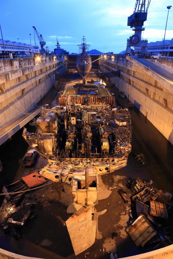 les ouvriers coupent l'acier photo