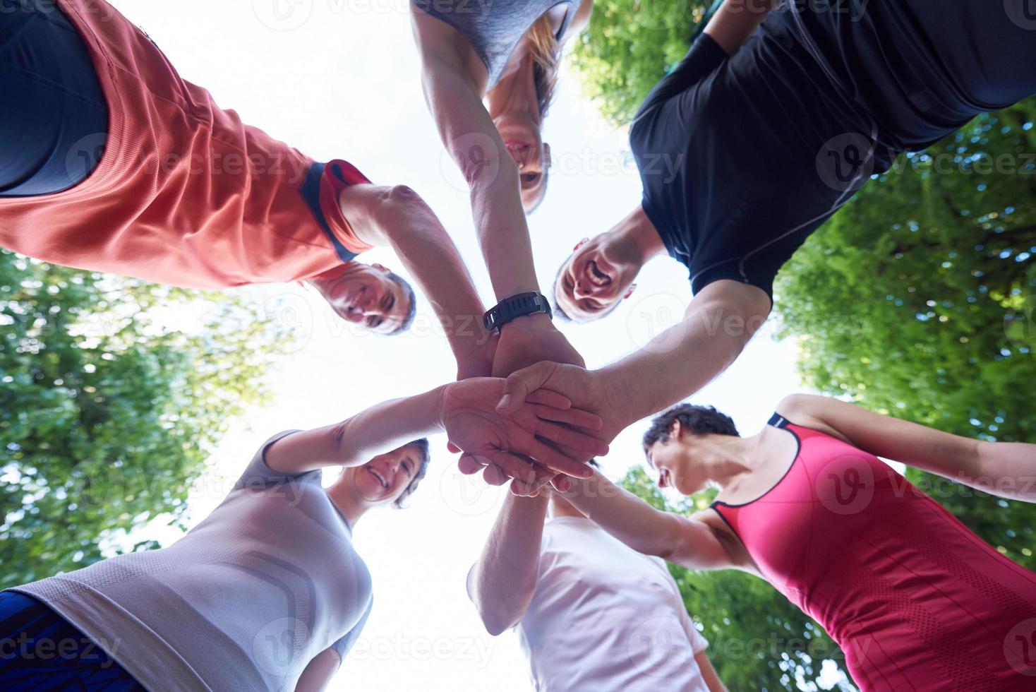 jogging groupe de personnes s'amuser photo