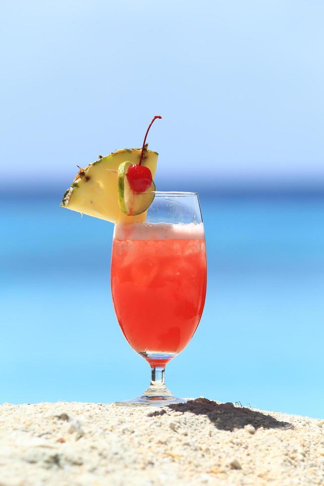 cocktail de fruits sur la plage d'une île tropicale photo