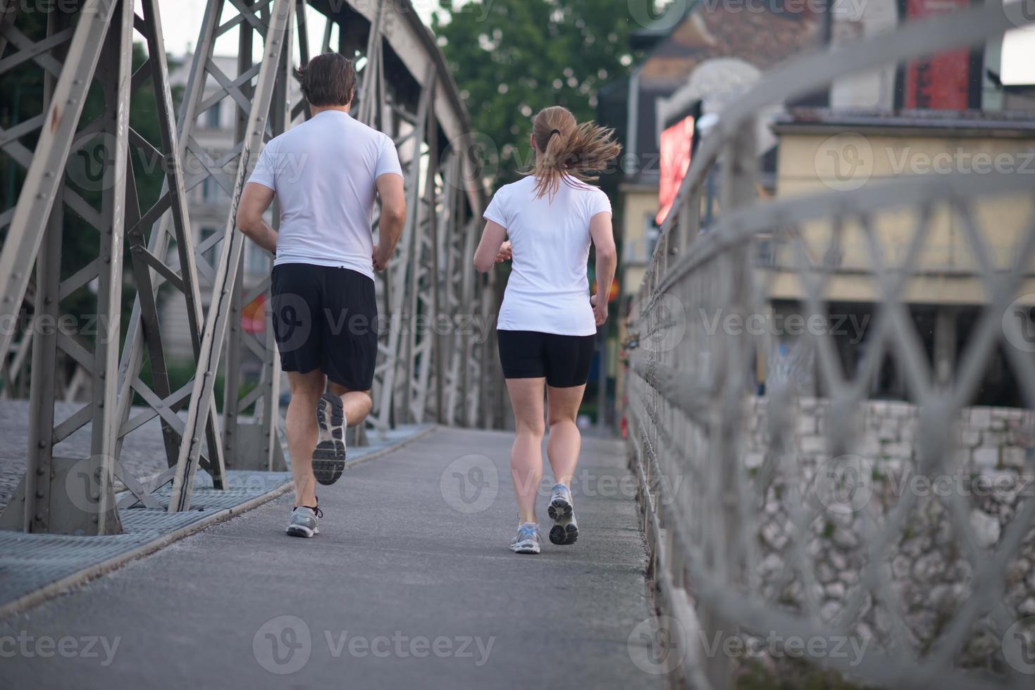 couple faisant du jogging à l'extérieur photo