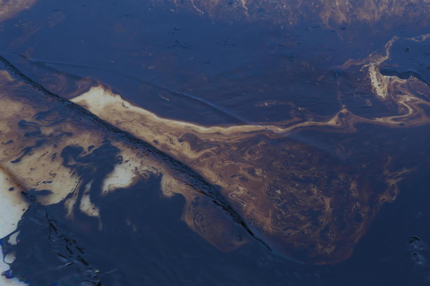 déversement de pétrole brut sur la pierre à la plage photo