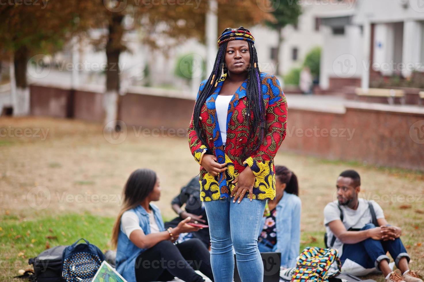 groupe de cinq étudiants africains qui passent du temps ensemble sur le campus de la cour universitaire. amis afro noirs qui étudient. thème de l'éducation. photo