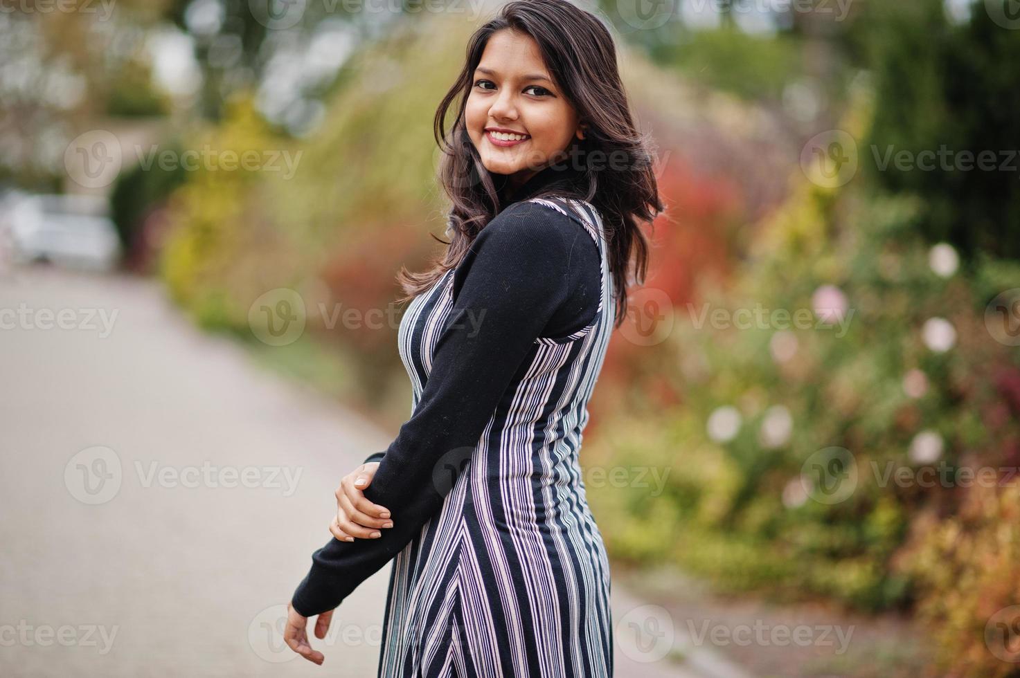 portrait de jeune belle adolescente indienne ou sud-asiatique en robe. photo