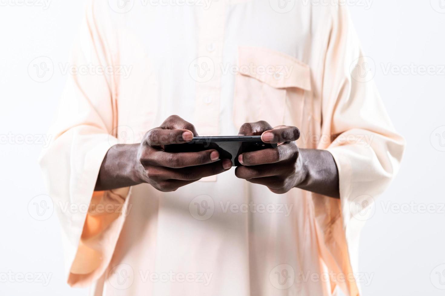 homme africain utilisant un smartphone photo