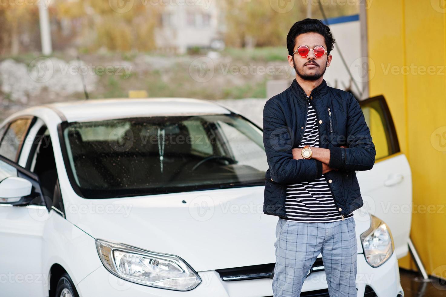 homme sud-asiatique ou homme indien lavant son transport blanc sur le lave-auto. photo