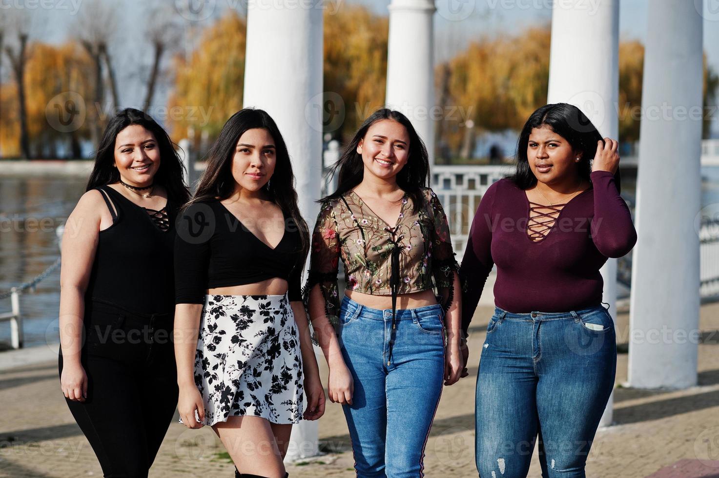 groupe de quatre filles latinos heureuses et jolies de l'équateur posées dans la rue. photo