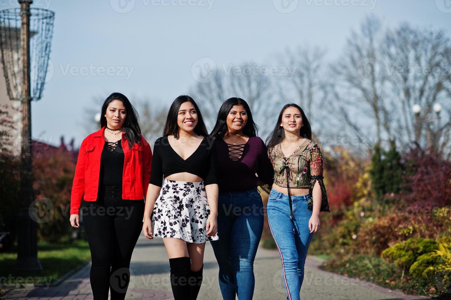 groupe de quatre filles latinos heureuses et jolies de l'équateur posées dans la rue. photo