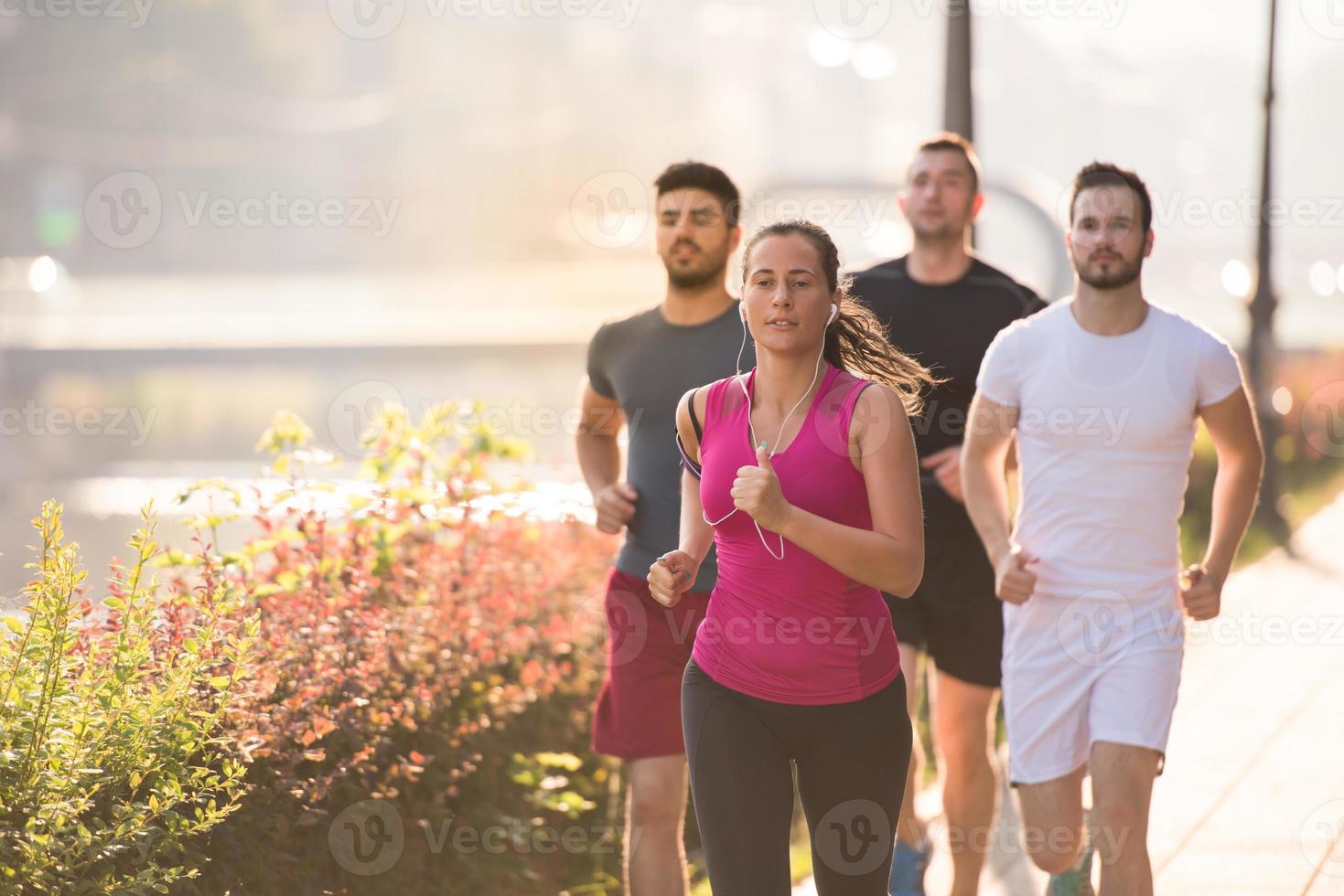 groupe de jeunes faisant du jogging dans la ville photo