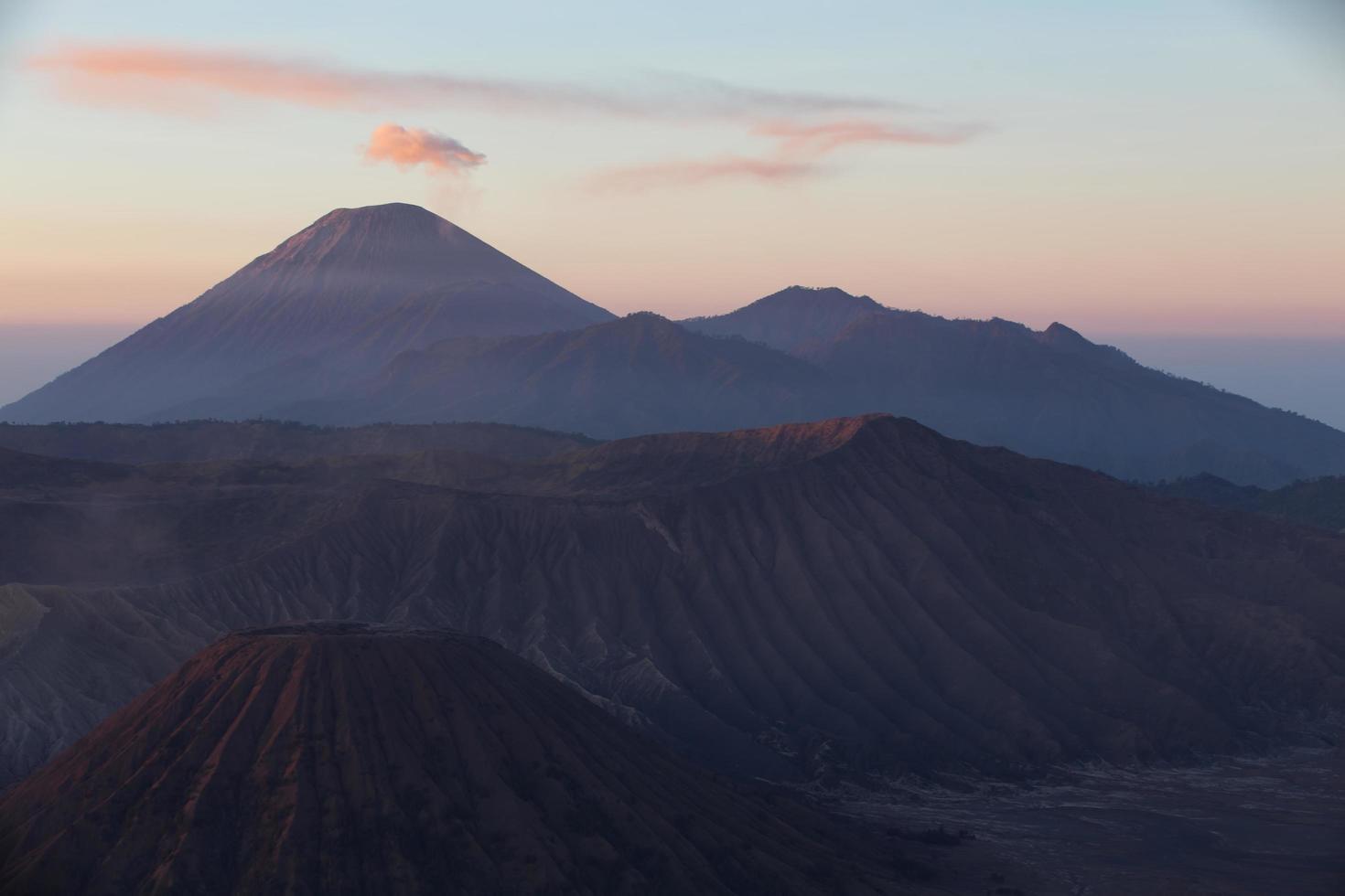 lever du soleil sur le volcan du mont bromo à l'est de java, en indonésie. photo