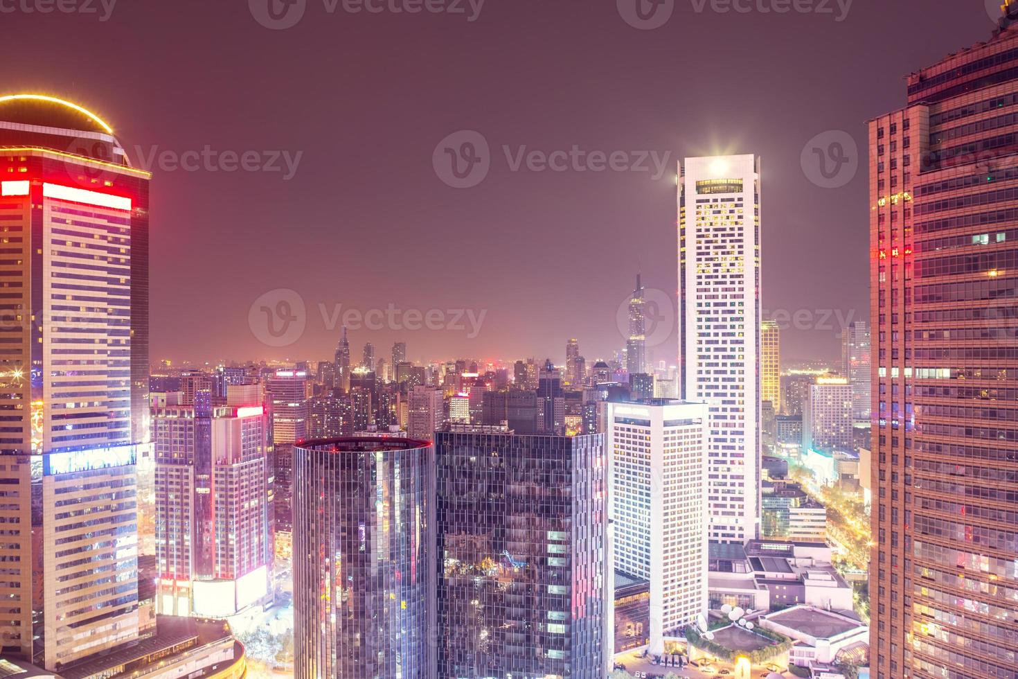 vue de la ville moderne dans la nuit du crépuscule photo