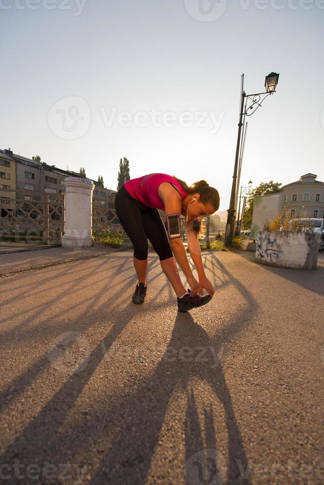 femme athlète s'échauffant et s'étirant photo