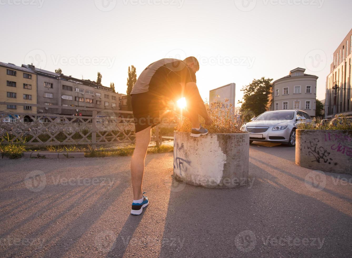 homme attachant des lacets de chaussures de course photo