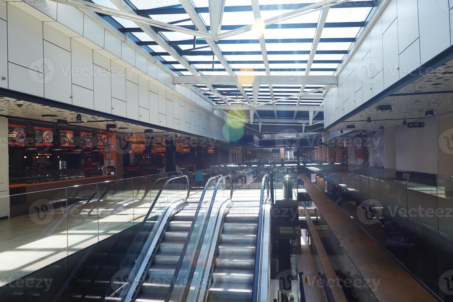 escalator intérieur du centre commercial photo